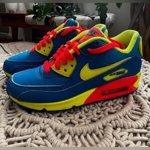 WOMENS NIKES 6Y (7.5 Women’s)!